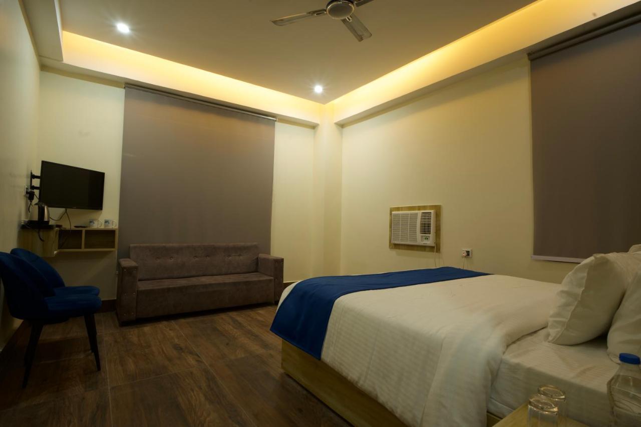 Dolphin Club Hotel Chinhat Exterior photo