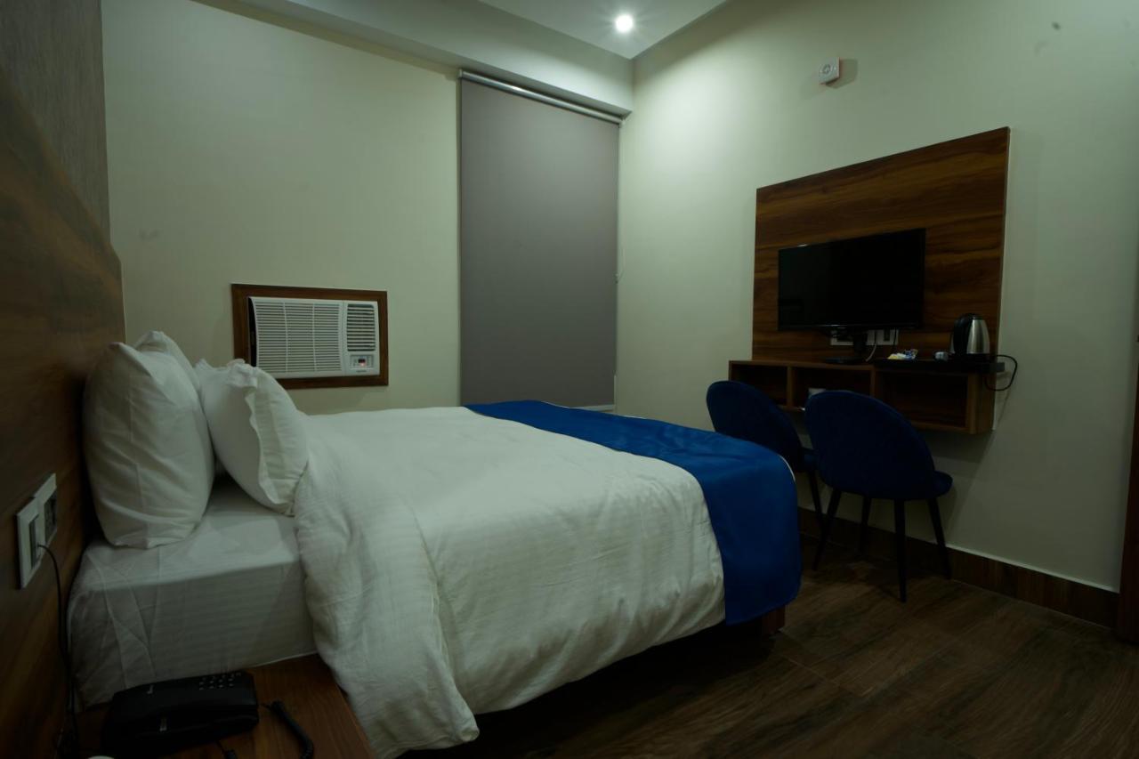 Dolphin Club Hotel Chinhat Exterior photo